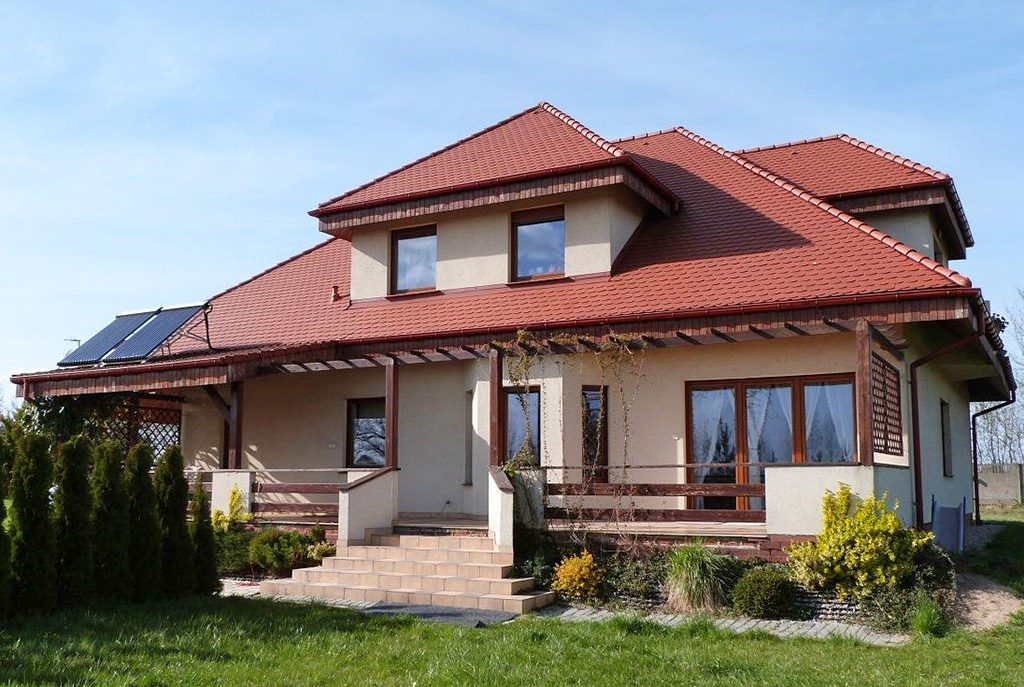widok od strony tarasu na ekskluzywną willę do sprzedaży w Ostrowie Wielkopolskim