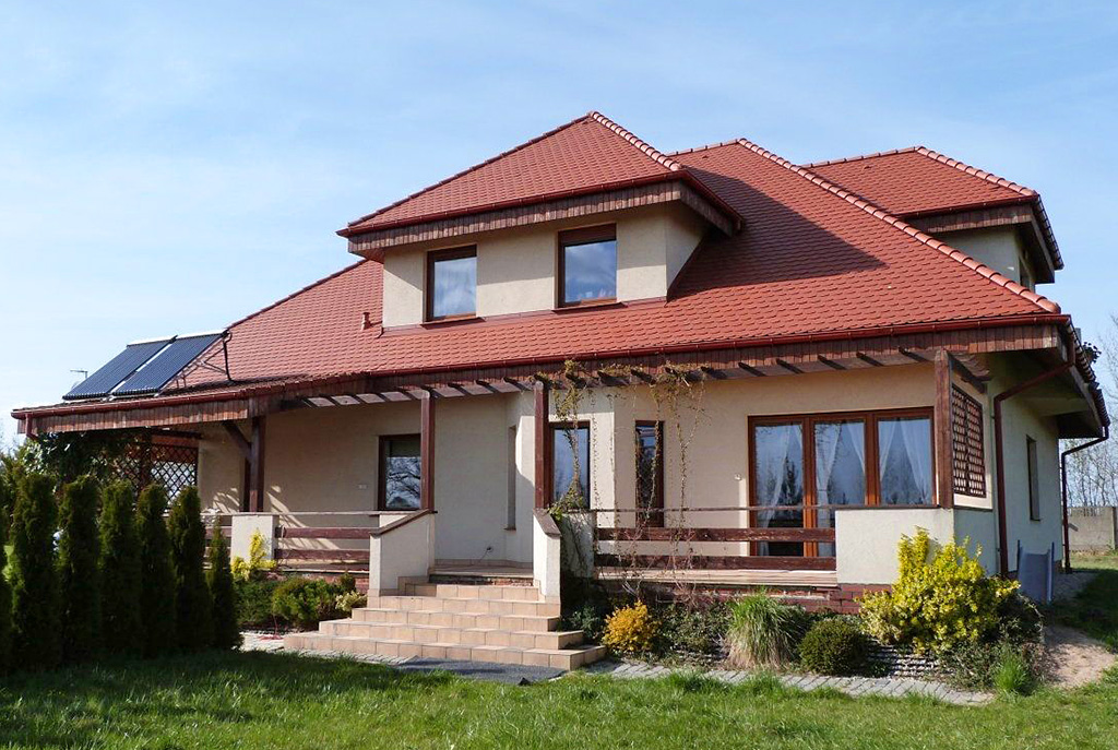 widok od strony tarasu na ekskluzywną willę do sprzedaży w Ostrowie Wielkopolskim