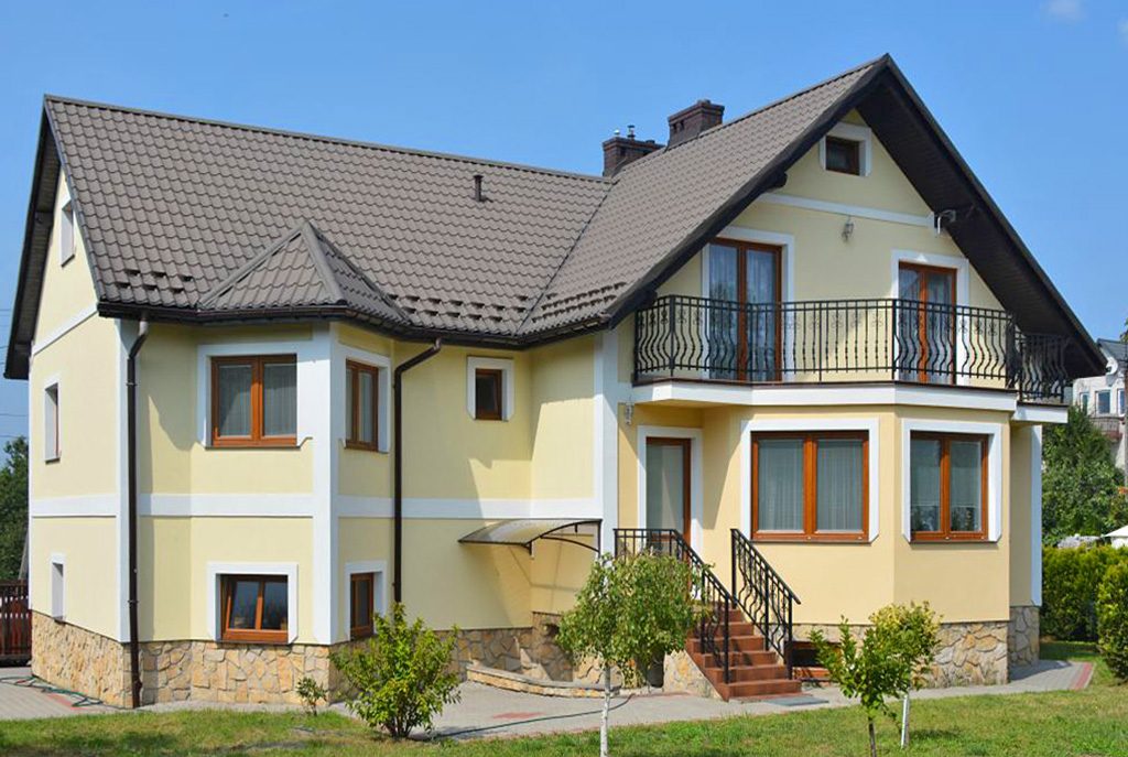 widok od strony ogrodu na luksusową willę do sprzedaży w okolicach Chrzanowa