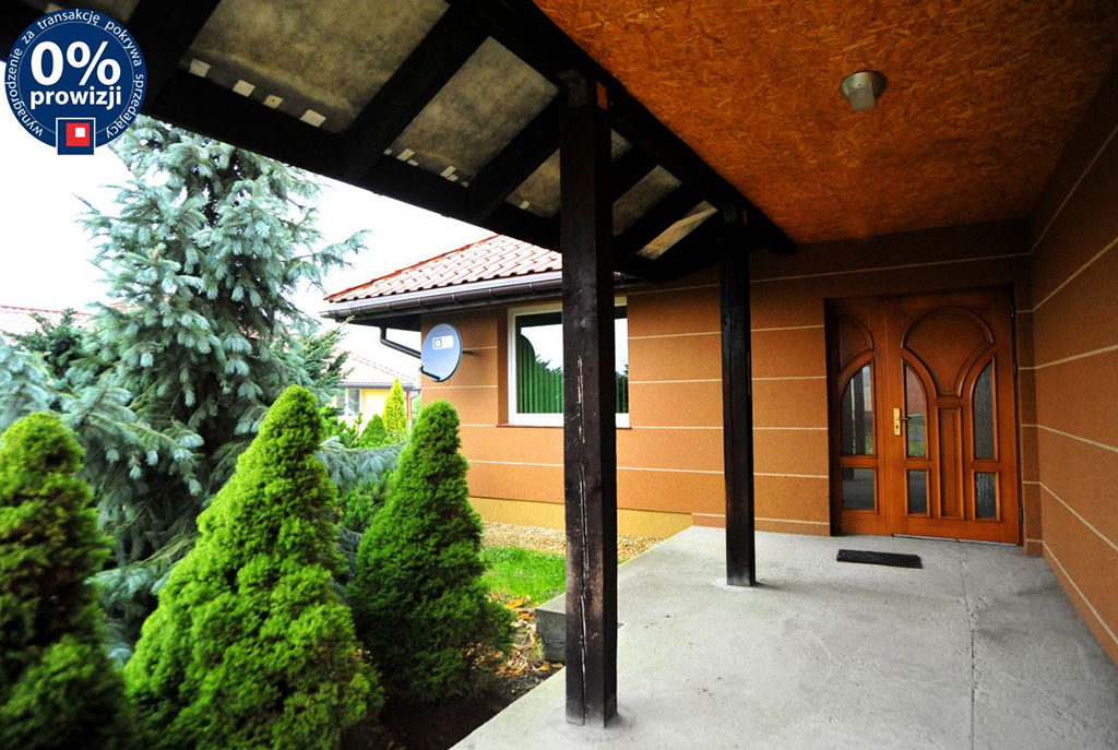 widok na taras i wejście do luksusowej willi na sprzedaż w okolicach Katowic