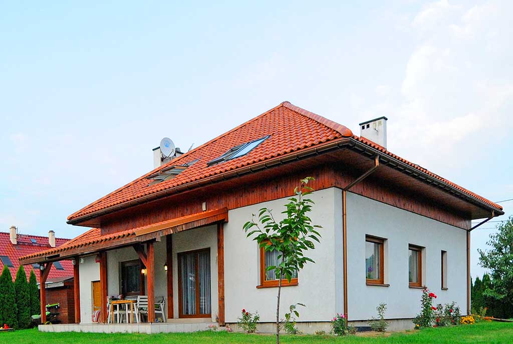 widok od strony ogrodu na ekskluzywną willę do sprzedaży w okolicach Katowic