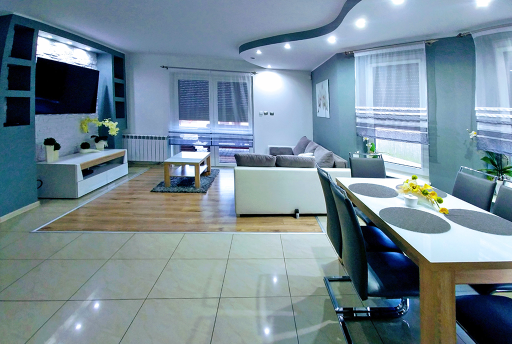 nowoczesny salon w ekskluzywnej willi do sprzedaży w okolicach Konina