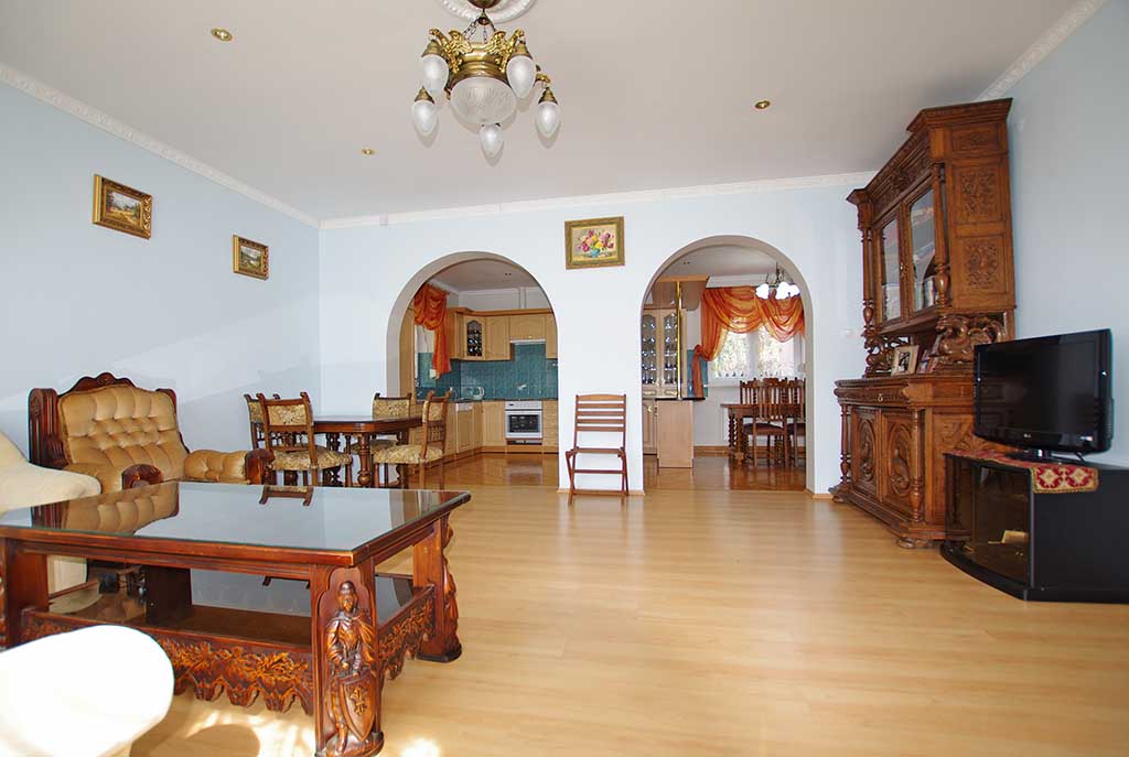 przestronny salon w luksusowej willi do sprzedaży w okolicach Legnicy