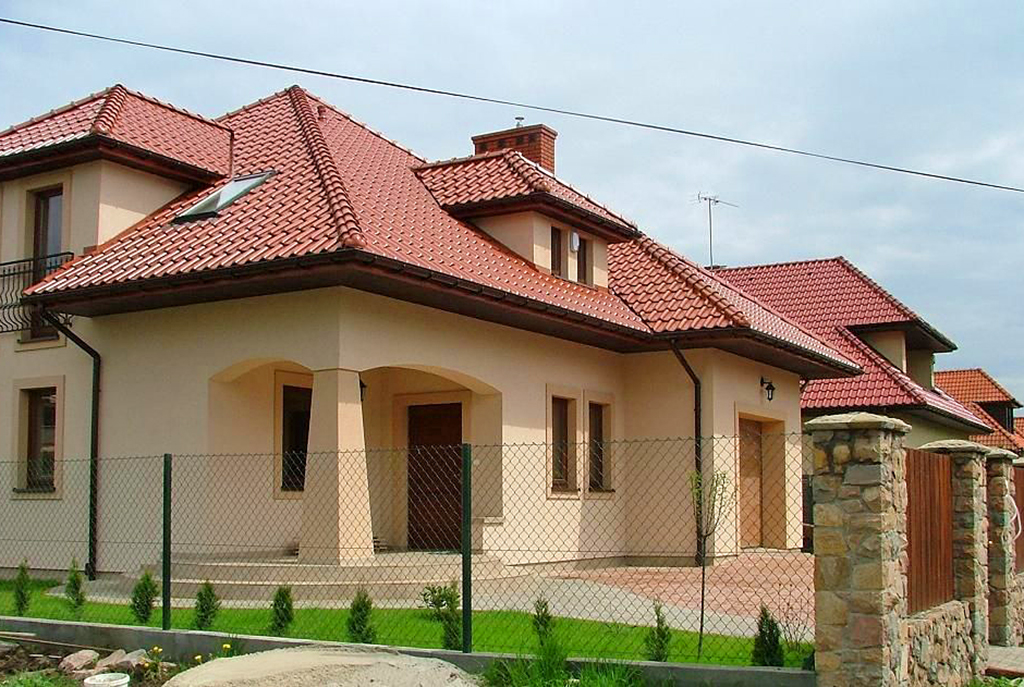 widok od frontu na ekskluzywną willę do wynajęcia w Krakowie