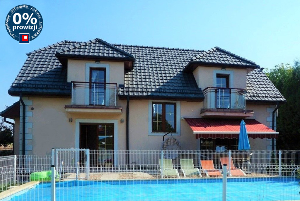 widok od strony basenu na ekskluzywną willę do sprzedaży w okolicach Wrocławia