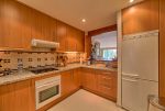 umeblowana w zabudowie kuchnia w luksusowym apartamencie do sprzedaży w Costa del Sol, Marbella (Hiszpania)