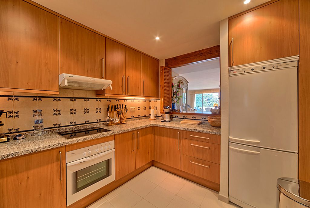 umeblowana w zabudowie kuchnia w luksusowym apartamencie do sprzedaży w Costa del Sol, Marbella (Hiszpania)