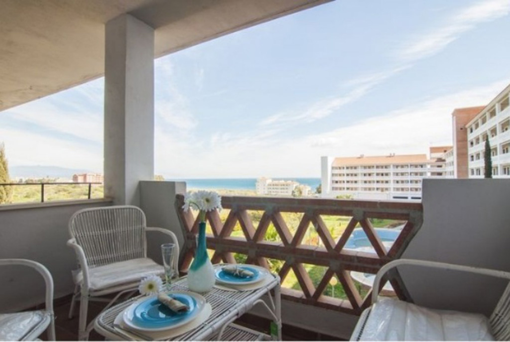 zdjęcie prezentuje widok z luksusowego apartamentu do sprzedaży w Hiszpanii (Estepona, Costa del Sol)