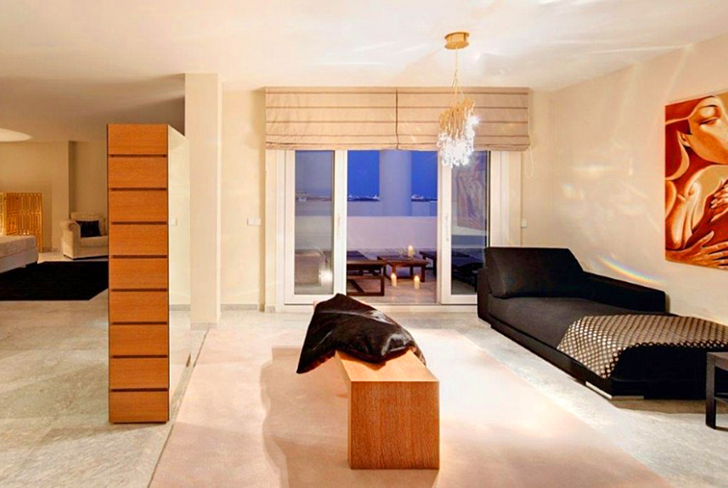 przytulna, zaciszna sypialnia w luksusowym apartamencie w Hiszpanii (Malaga, Costa del Sol) na sprzedaż