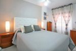 elegancka, zaciszna sypialnia w ekskluzywnym apartamencie do sprzedaży w Hiszpanii (Torrevieja, Costa Blanca)