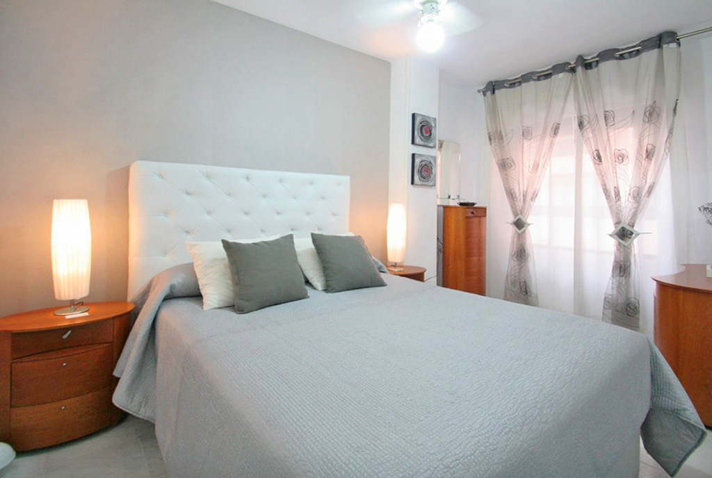 elegancka, zaciszna sypialnia w ekskluzywnym apartamencie do sprzedaży w Hiszpanii (Torrevieja, Costa Blanca)