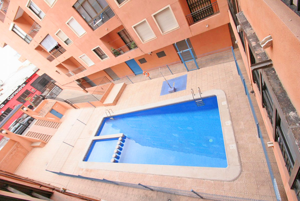 widok z okna na basen przy luksusowym apartamencie w Hiszpanii (Torrevieja, Costa Blanca) na sprzedaż
