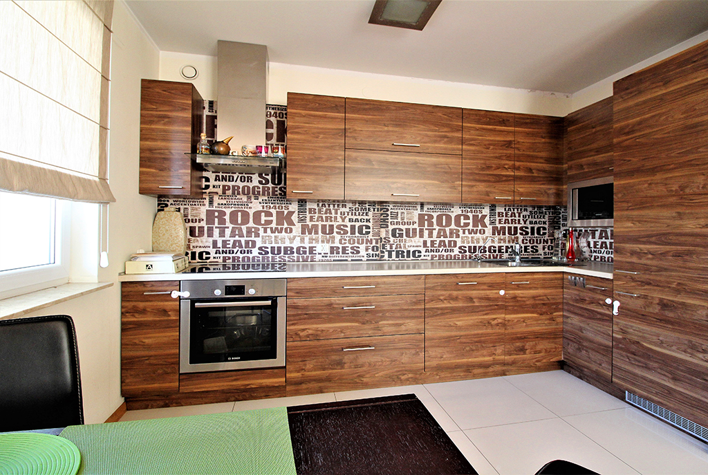 nowocześnie umeblowana kuchnia w luksusowym apartamencie do sprzedaży w Krakowie