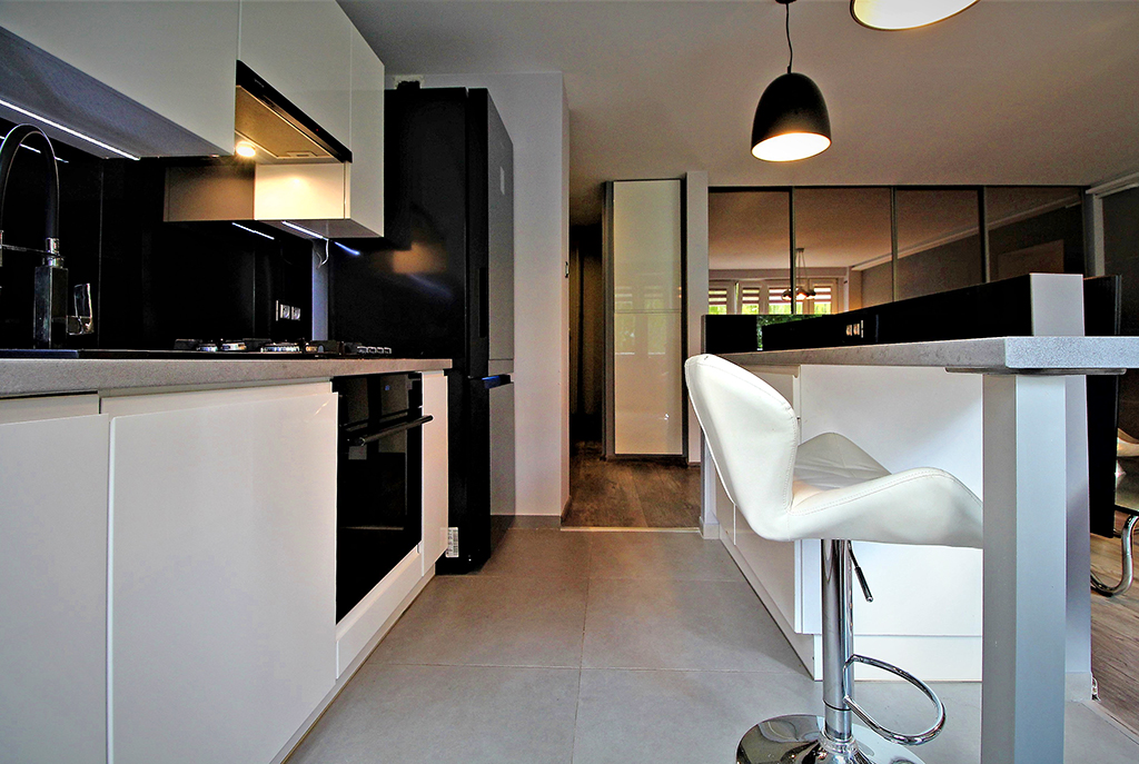 nowoczesnie wyposażona i umeblowana kuchnia w luksusowym apartamencie do sprzedaży w Krakowie