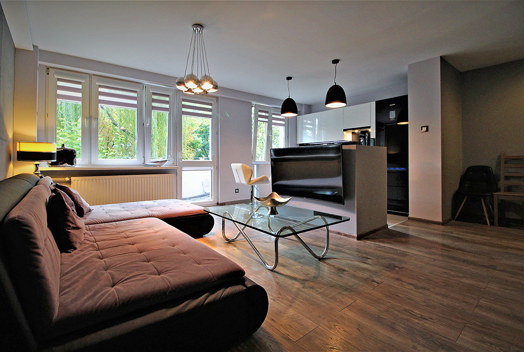 widok od strony salonu na aneks kuchenny w luksusowym apartamencie w Krakowie na sprzedaż