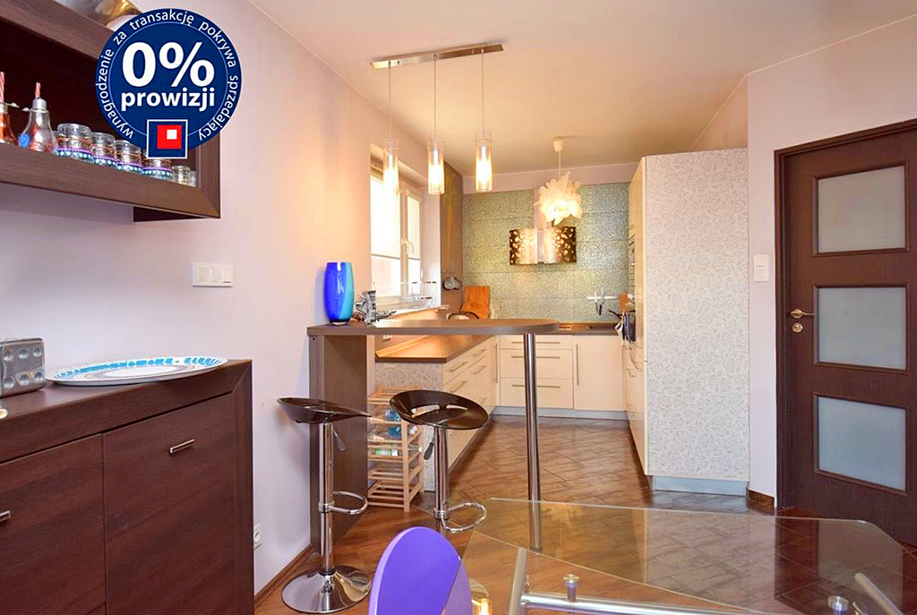 widok na jadalnię oraz aneks kuchenny w luksusowym apartamencie do sprzedaży w Lublinie