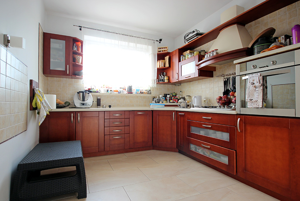 umeblowana w nowoczesnym designie kuchnia w luksusowym apartamencie w Szczecinie na sprzedaż