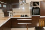 umeblowana i urządzona kuchnia w luksusowym apartamencie do sprzedaży w okolicach Legnicy