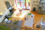 widok z góry na luksusowy salon w ekskluzywnym apartamencie do sprzedaży we Wrocławiu