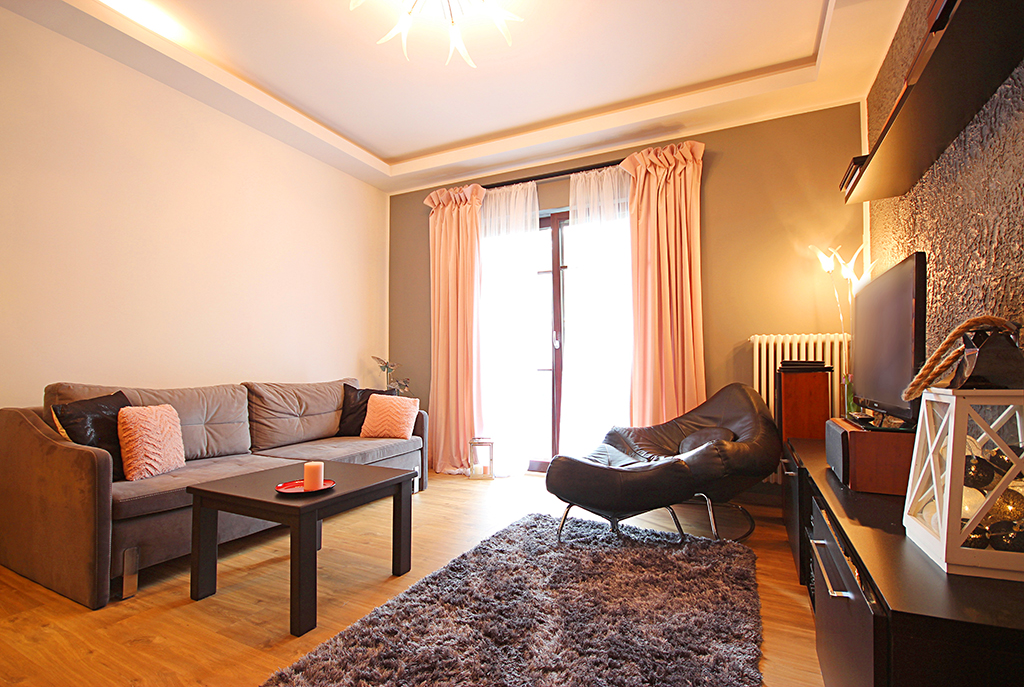 ekskluzywne i prestiżowe wnętrze salonu w luksusowym apartamencie do wynajęcia w Szczecinie