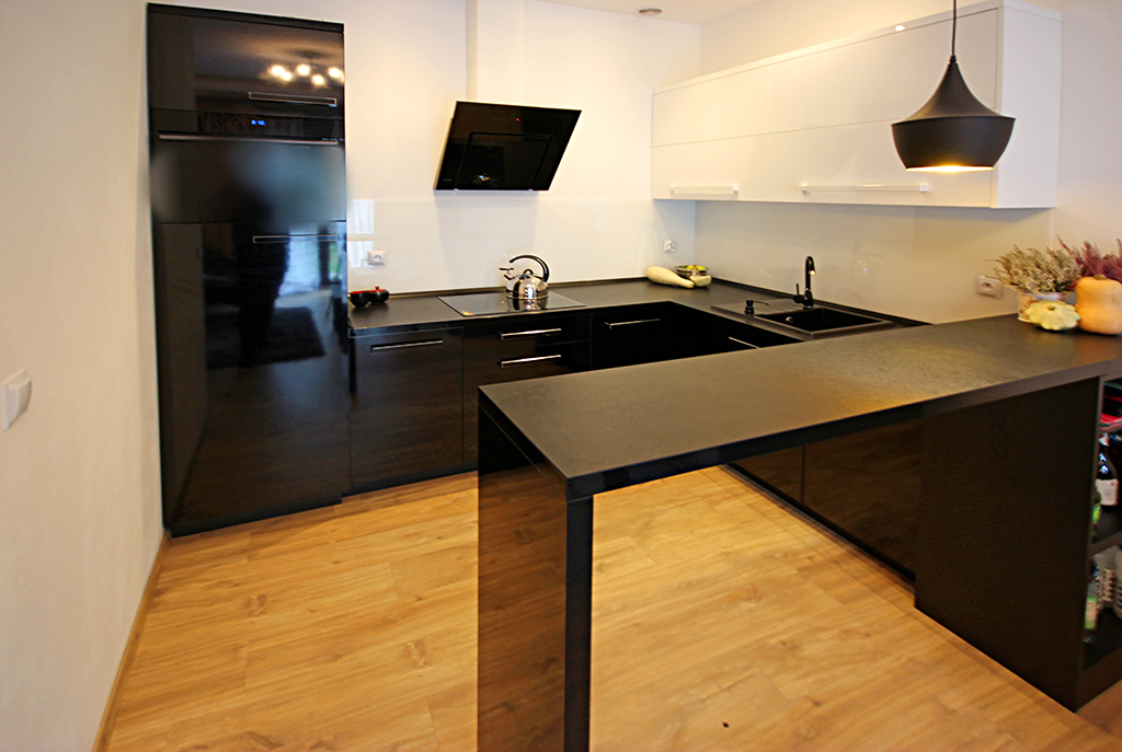 nowocześnie umeblowana kuchnia w ekskluzywnym apartamencie do wynajmu w Szczecinie