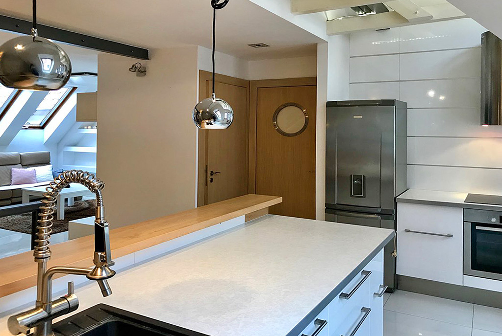 nowocześnie umeblowana i urządzona kuchnia w ekskluzywnym apartamencie w Szczecinie na wynajem