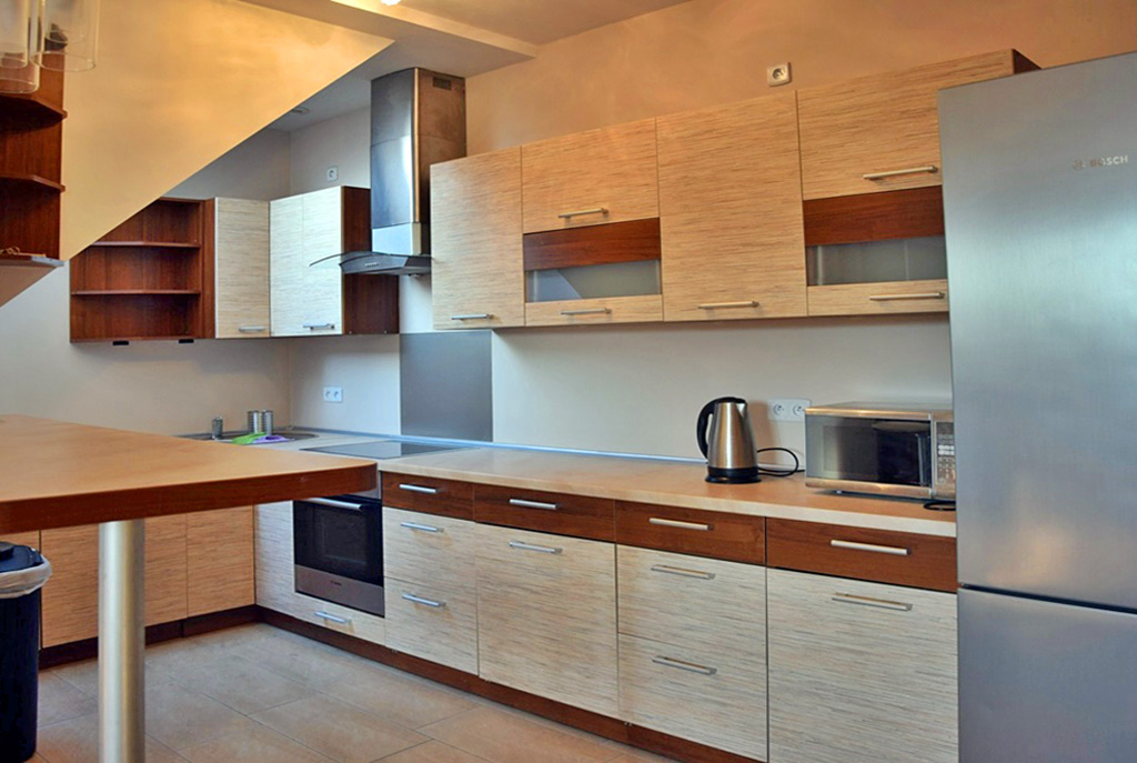 fragment umeblowanej kuchni w luksusowym apartamencie w Bolesławcu na sprzedaż
