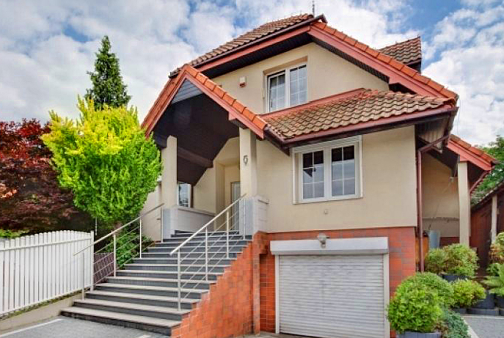 widok od strony ulicy na luksusową willę w Bielsku-Białej na sprzedaż