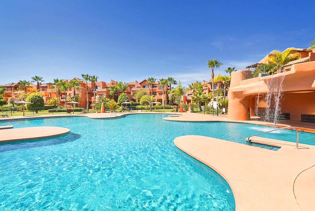 widok od strony basenu na ekskluzywną willę w Hiszpanii (Costa del Sol, Malaga) na sprzedaż
