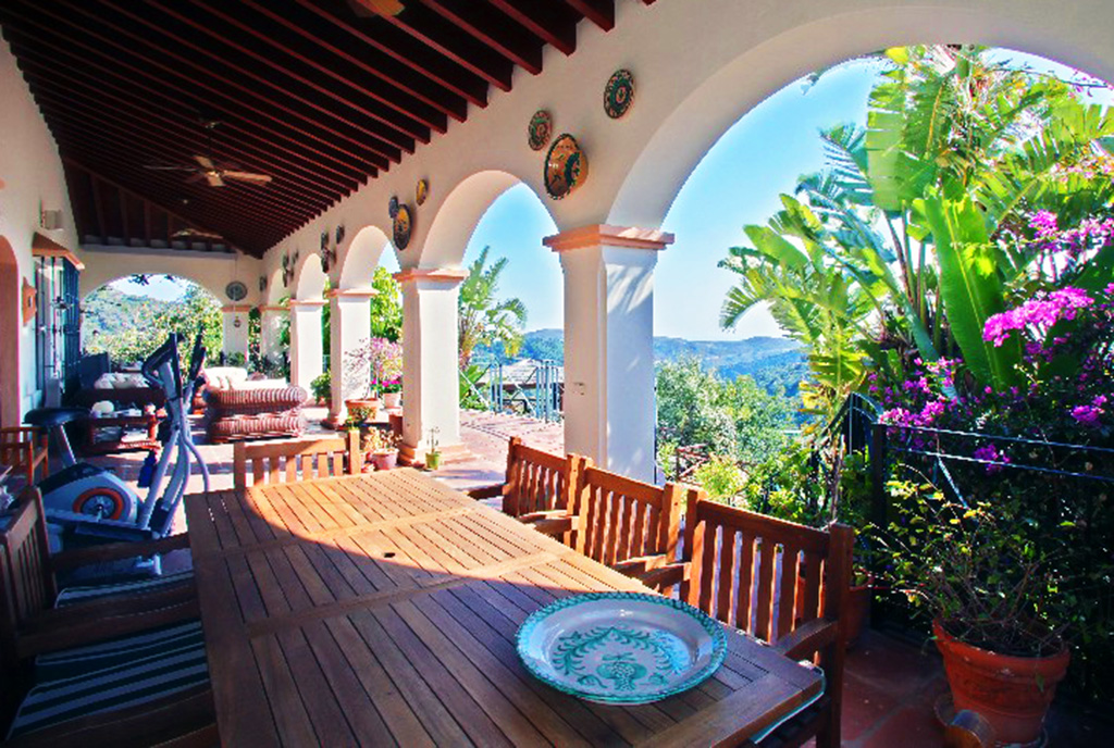 na zdjęciu ekskluzywny taras przy luksusowej willi do sprzedaży w Hiszpanii (Costa del Sol, Marbella)