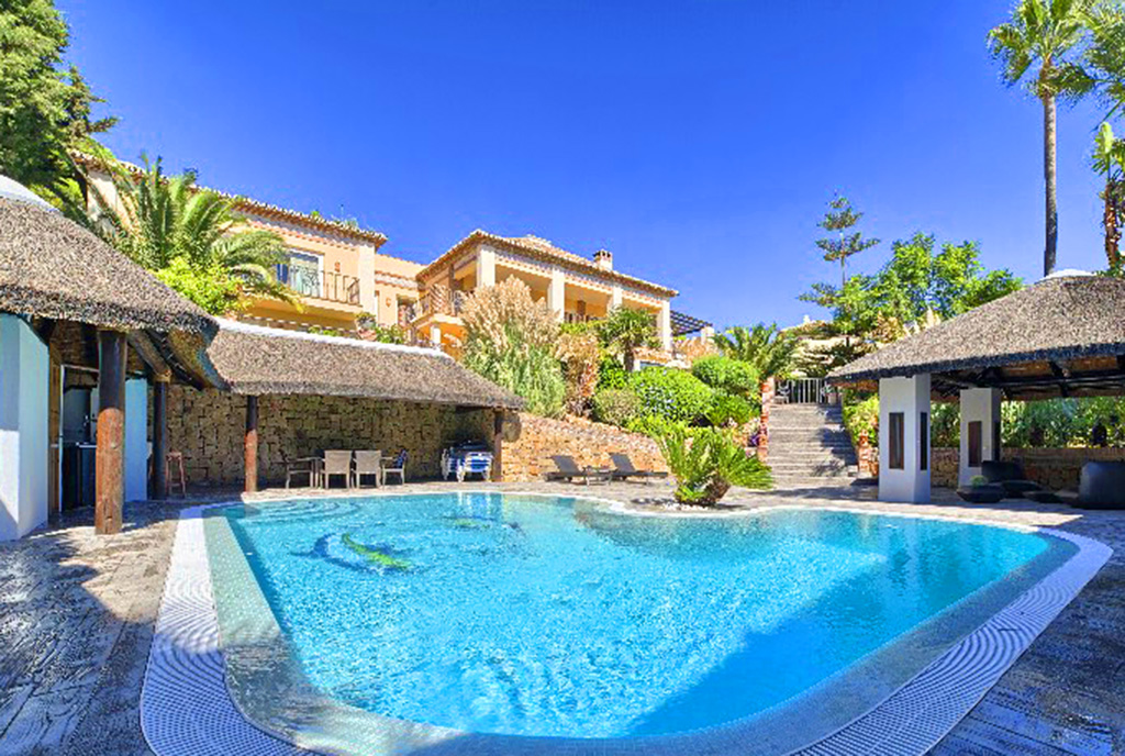 widok od strony basenu na ekskluzywną willę do sprzedaży w Hiszpanii (Costa del Sol, Marbella)