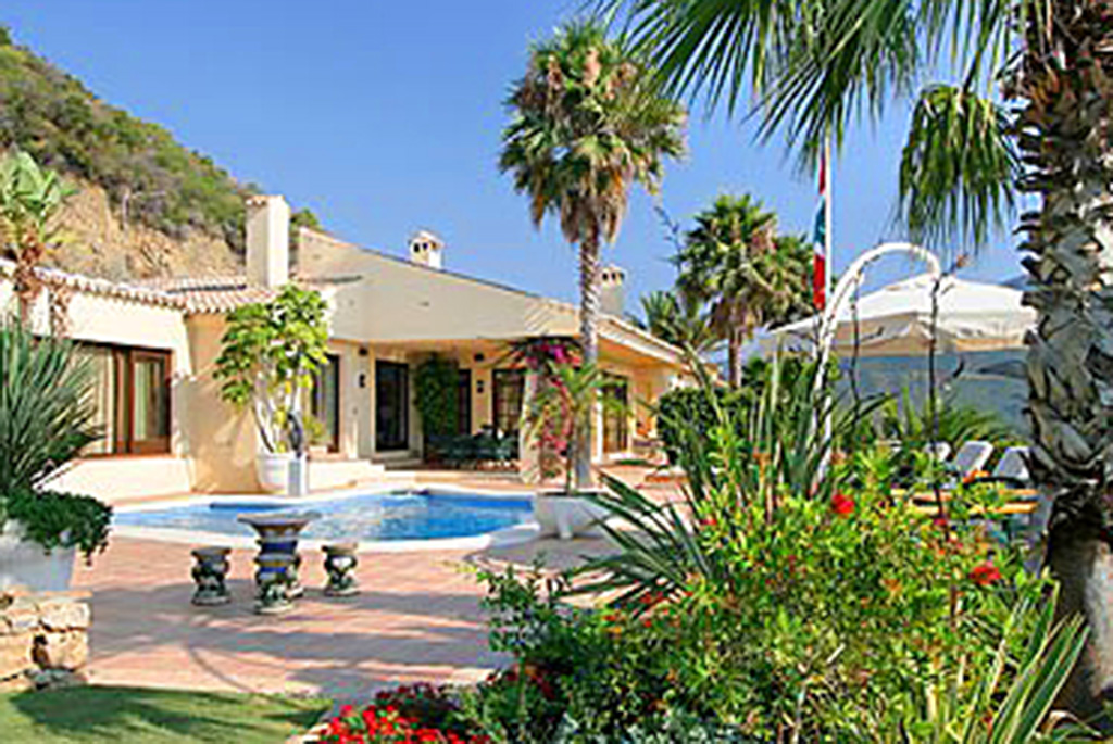 widok od strony basenu na ekskluzywną willę do sprzedaży w Hiszpanii (Costa del Sol, Marbella)