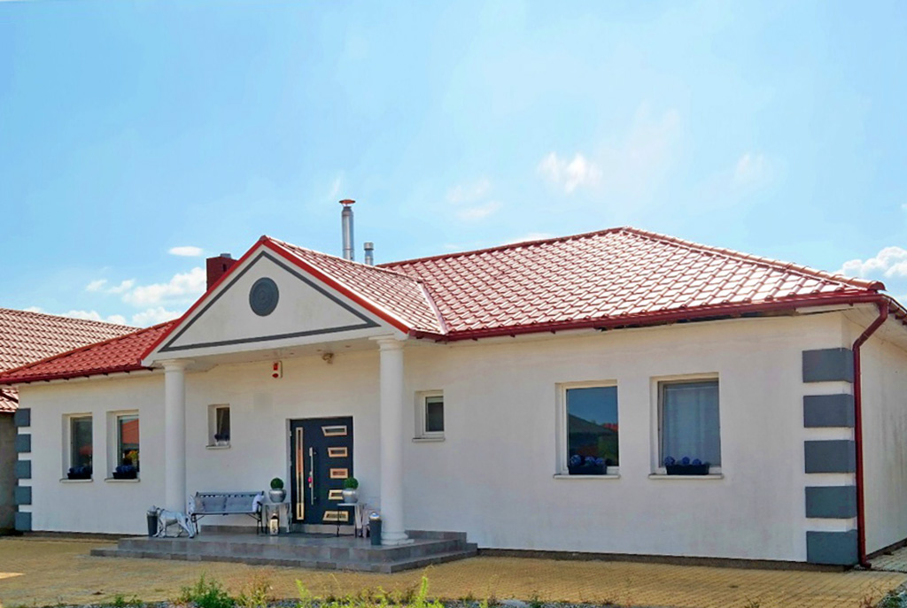 reprezentacyjne wejście z kolumnami do ekskluzywnej willi do sprzedaży w okolicach Zielonej Góry