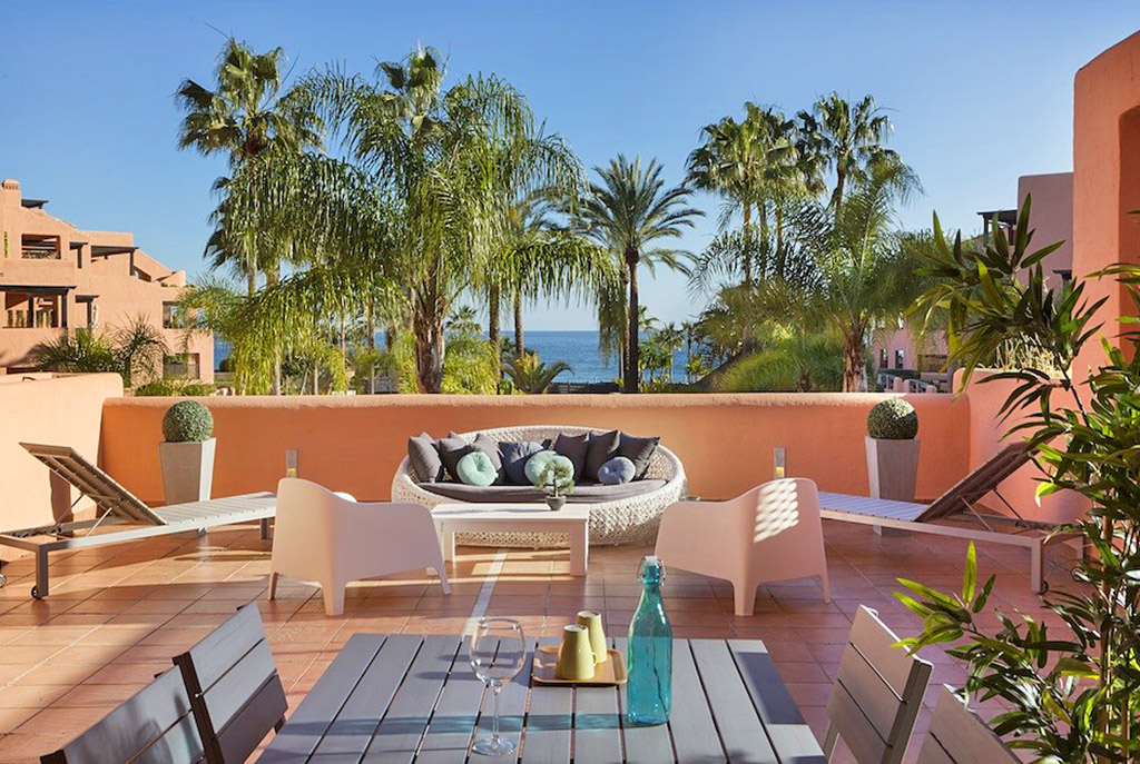 duży, widokowy taras przy luksusowym apartamencie do sprzedaży Hiszpania (Costa del Sol, Estepona)
