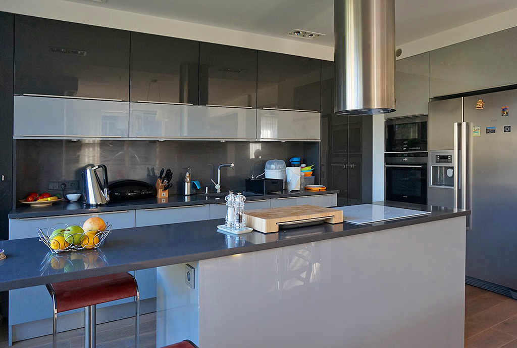 widok na nowocześnie umeblowaną kuchnię w ekskluzywnym apartamencie Wrocław na wynajem