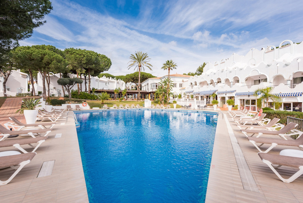 widok od strony basenu na ekskluzywną willę Hiszpania (Costa del Sol, Malaga) na sprzedaż