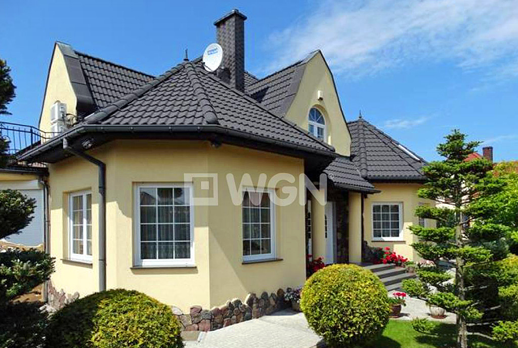 ciekawa architektonicznie bryła luksusowej willi do sprzedaży Słupsk