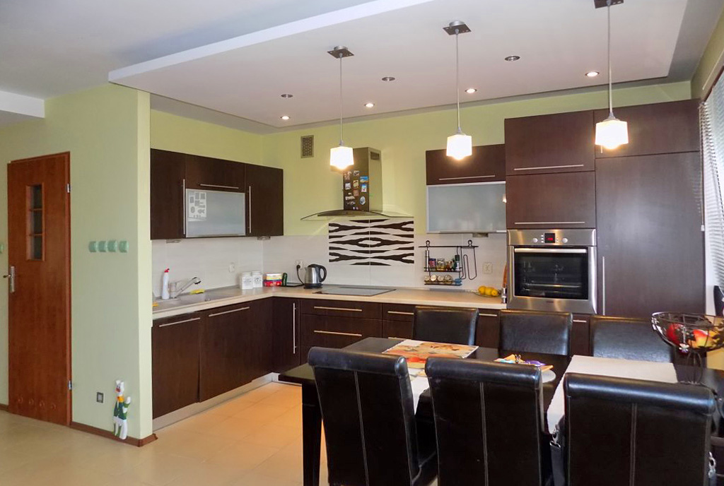 umeblowana w zabudowie kuchnia w luksusowym apartamencie do sprzedaży Mazury