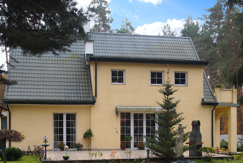 widok od strony tarasu na ekskluzywną willę do sprzedaży Mazury