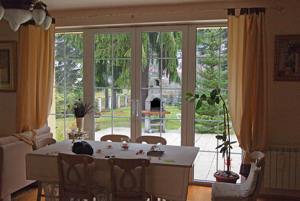 widok na jadalni w luksusowej willi na sprzedaż Mazury