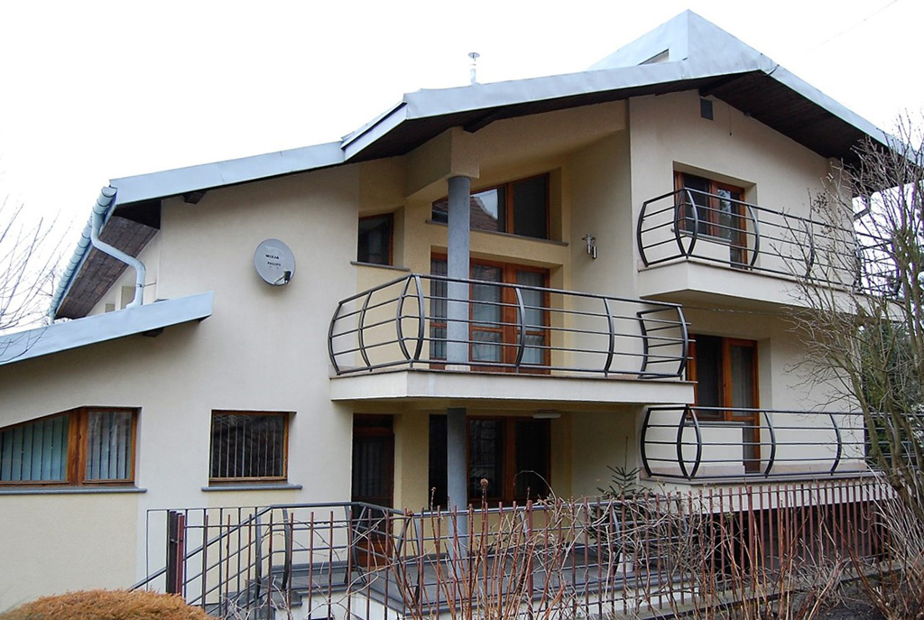 frontowa część luksusowej willi na sprzedaż Kraków