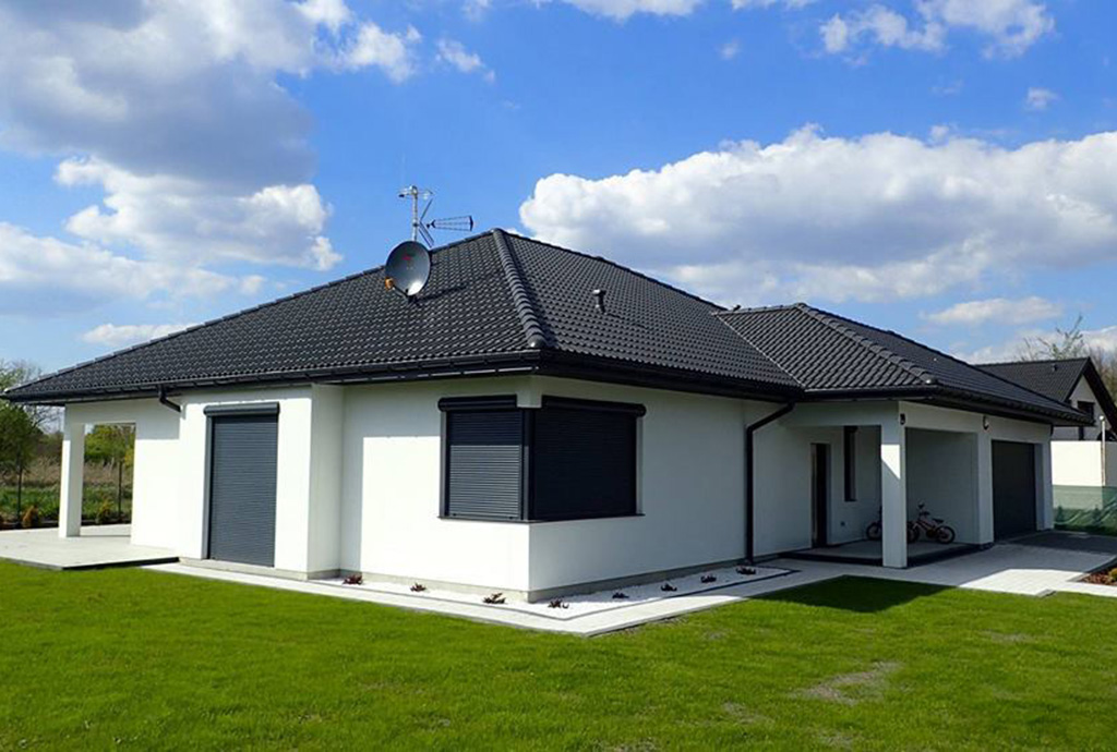 widok od strony ogrodu na luksusowy salon w ekskluzywnej willi na sprzedaż Łódź (okolice)