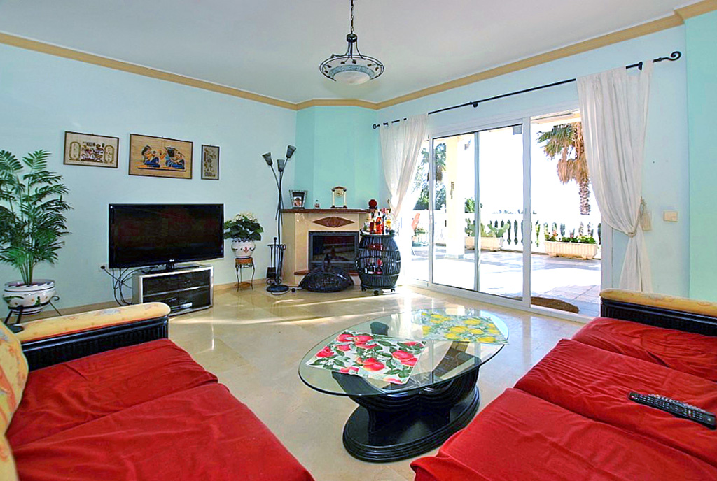 elegancki salon z kominkiem w willi do sprzedaży Hiszpania (Costa del Sol, Benalmadena, Fuengirola)