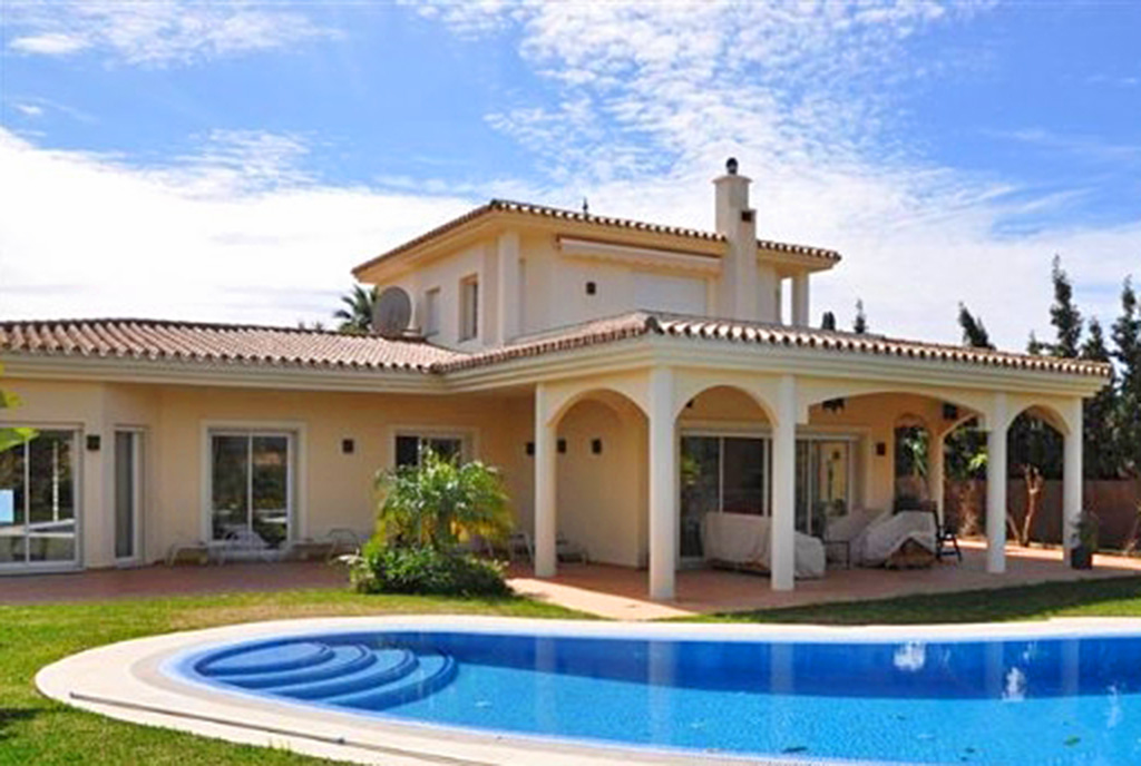 widok od strony basenu na ekskluzywną willę do sprzedaży Hiszpania (Costa del Sol, Marbella)