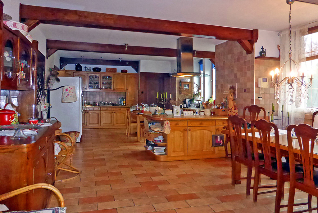 fragment salonu i kuchnia w ekskluzywnej willi na sprzedaż Kwidzyn