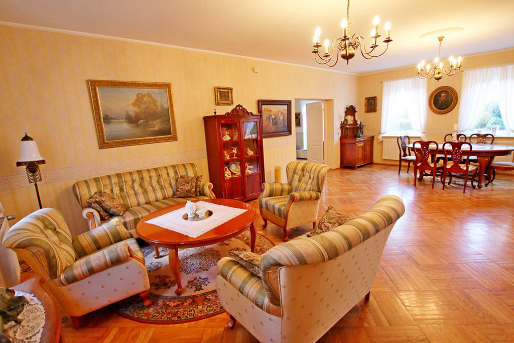klasycznie urządzony i zaprojektowany salon w luksusowej willi na sprzedaż Szczecin