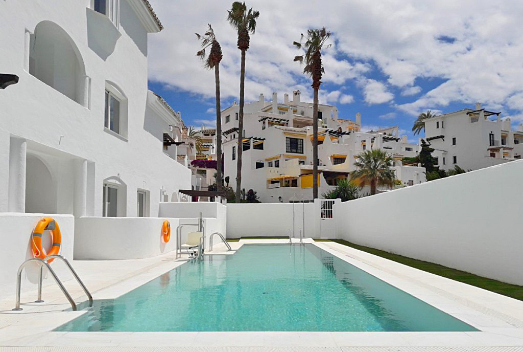 na zdjęciu basen przy luksusowym apartamencie do sprzedaży Hiszpania (Costa del Sol, Malaga)