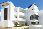 widok na luksusowy apartamentowiec, gdzie znajduje się oferowany na sprzedaż luksusowy apartament Hiszpania (Malaga, Casares)