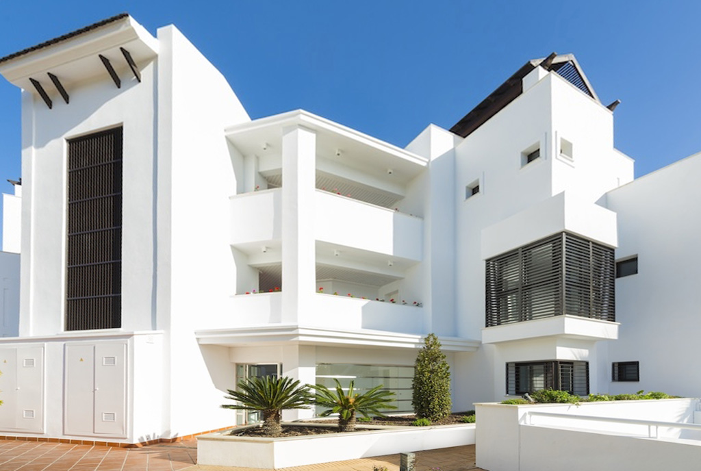 widok na luksusowy apartamentowiec, gdzie znajduje się oferowany na sprzedaż luksusowy apartament Hiszpania (Malaga, Casares)