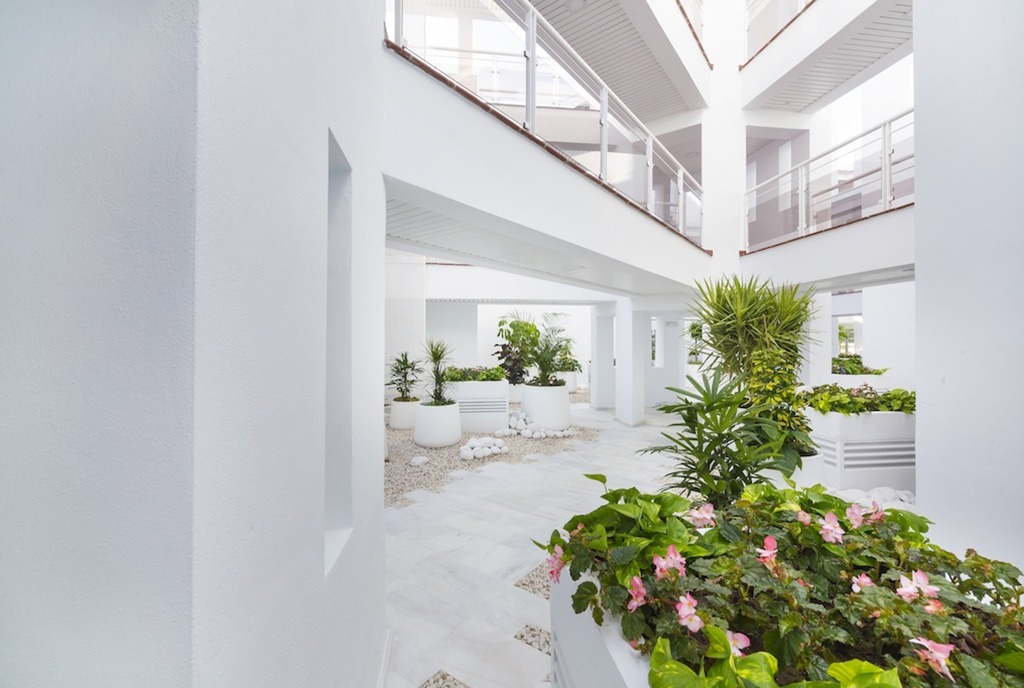 nowoczesne rozwiązania architektoniczne w luksusowym apartamencie do sprzedaży Hiszpania (Malaga, Casares)